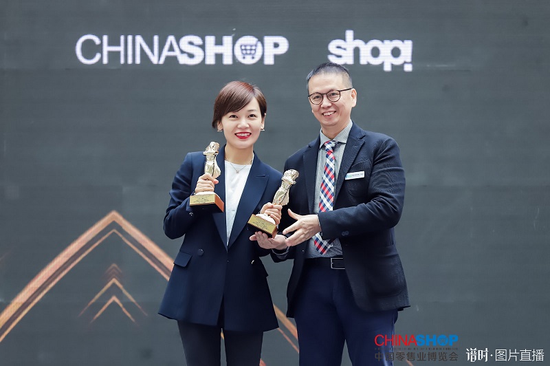 万维商业空间设计总经理秦哲楠上台领奖